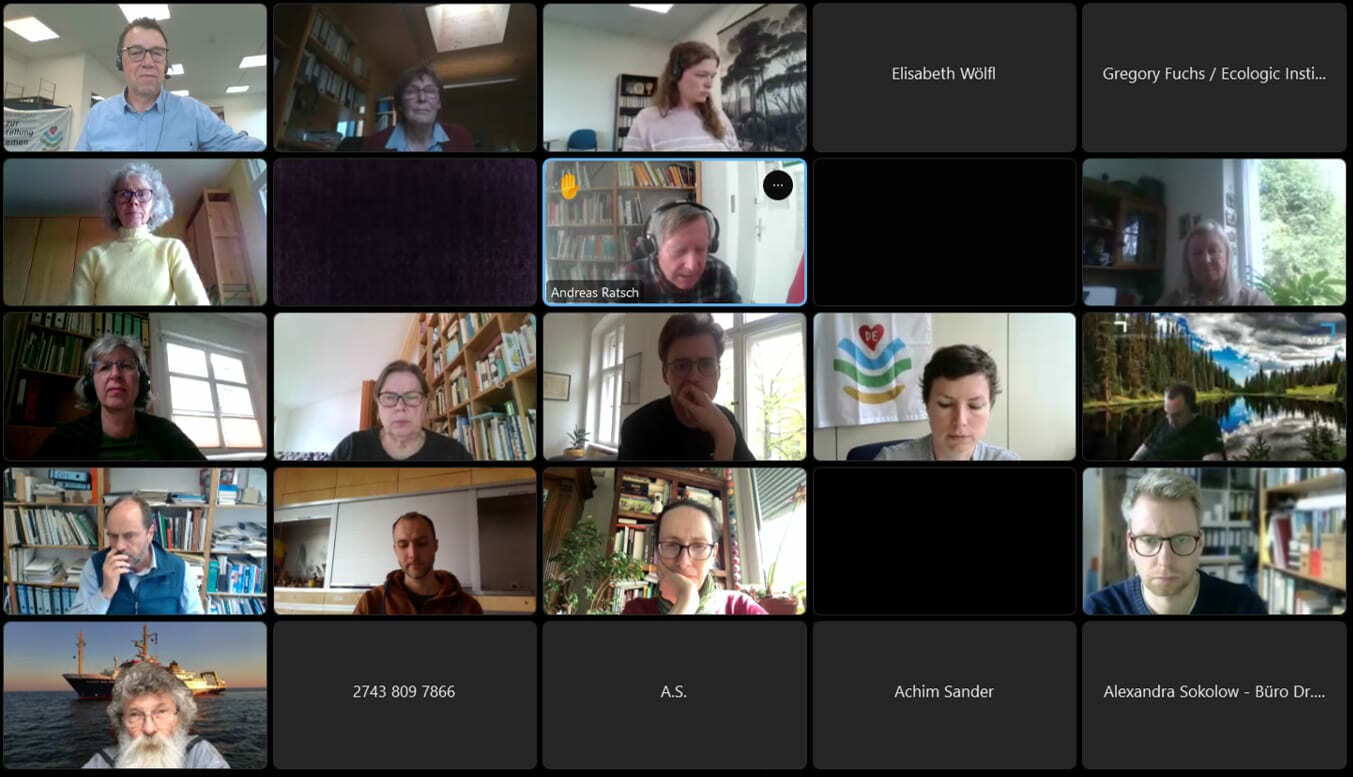 Screenshot aus dem WebEx-Videocall, auf dem die Online-Dialog-Teilnehmer kachelartig dargestellt sind.