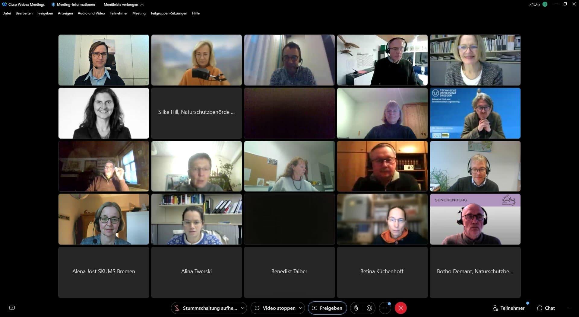 Screenshot aus dem WebEx-Videocall, auf dem die Online-Dialog-Teilnehmer kachelartig dargestellt sind – die meisten mit Video, andere nur mit ihrem Namen
