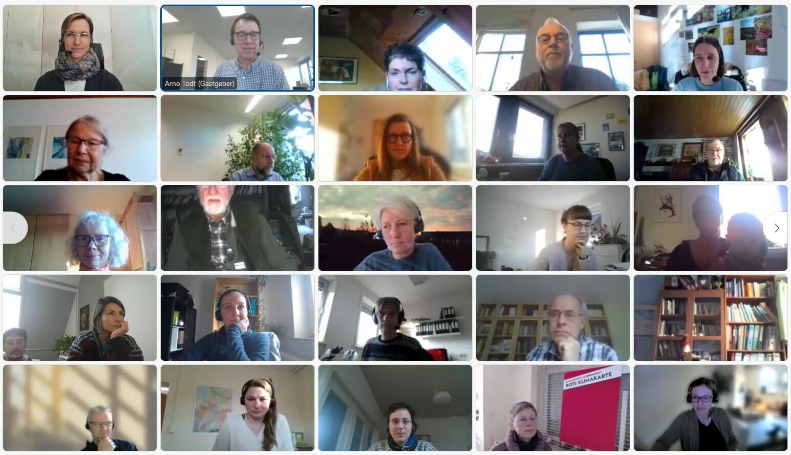 Screenshot aus dem WebEx-Videocall, auf dem die Online-Dialog-Teilnehmer kachelartig dargestellt sind.